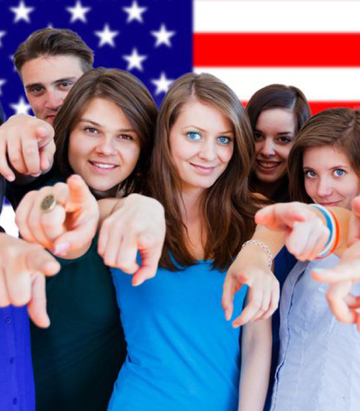 Bild von jungen Menschen vor USA-Flagge