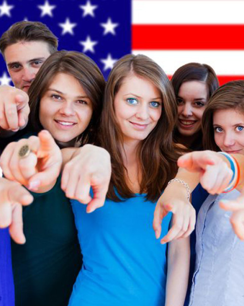 Bild von jungen Menschen vor USA-Flagge