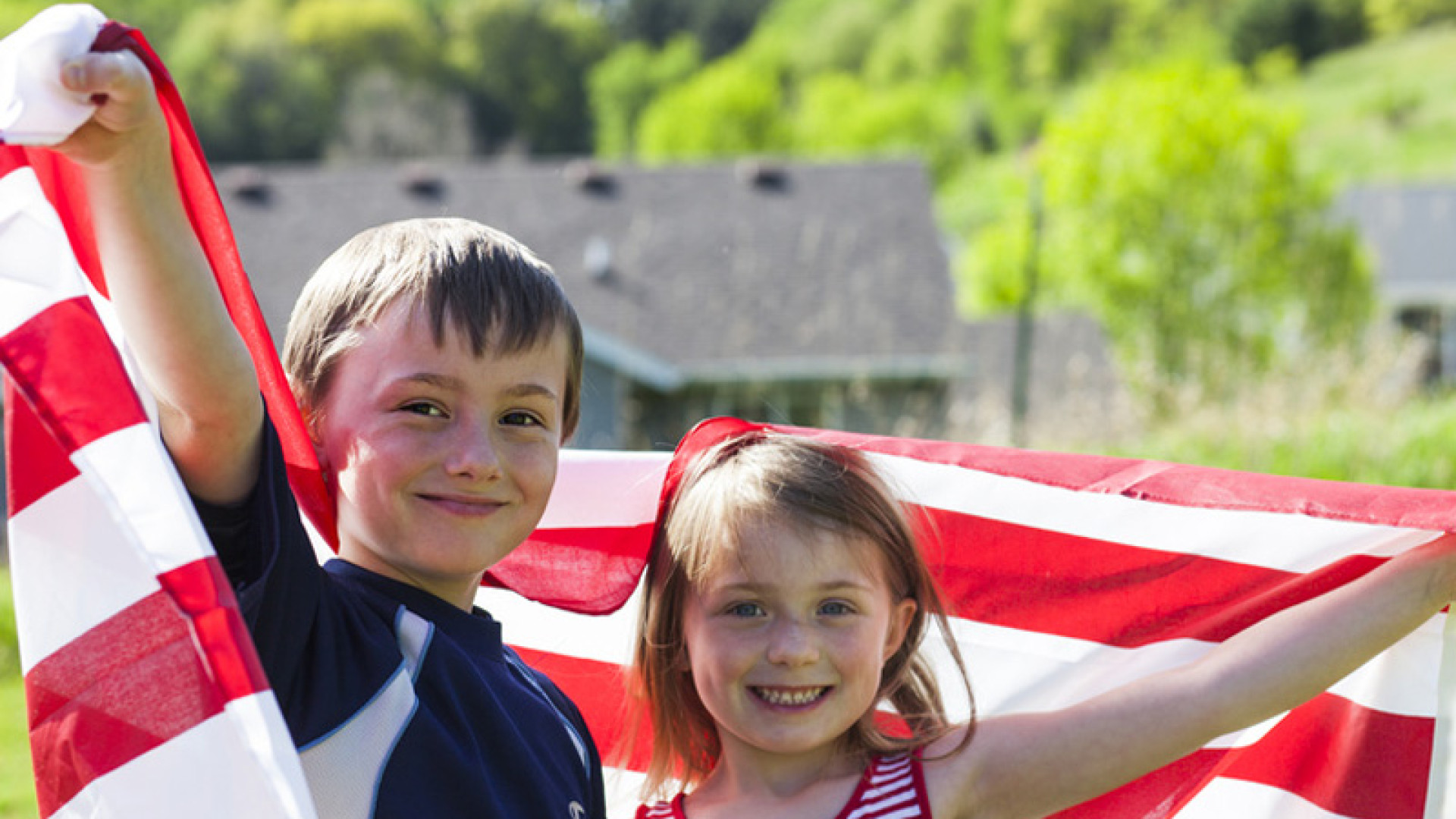 Bild von zwei Kindern mit USA-Flagge