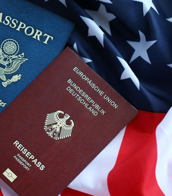 Bild von einem deutschen und einem US-amerikanischen Reisepass