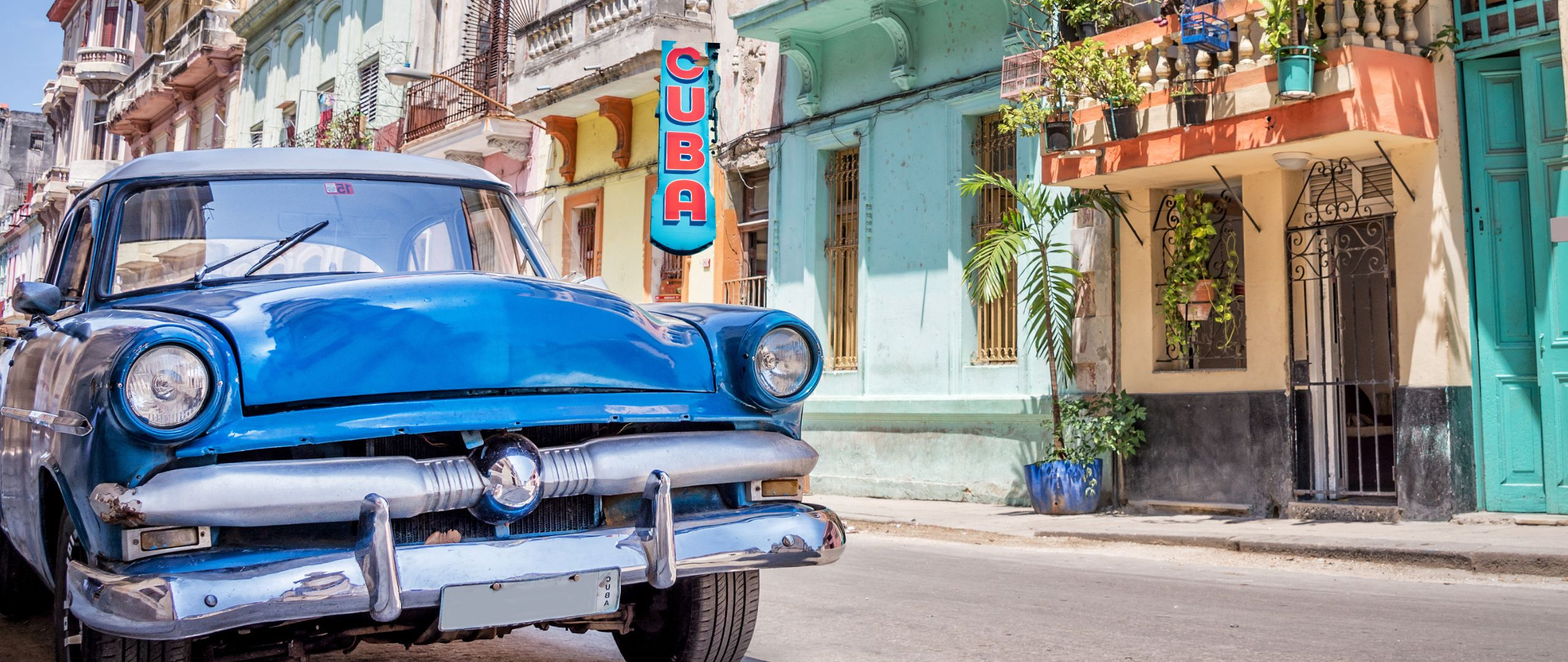 Bunte Autos in Kuba