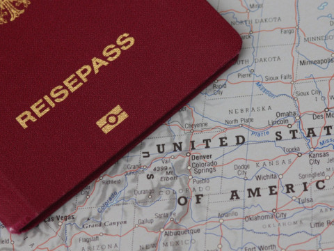 Bild von einem Reisepass auf einer USA-Landkarte