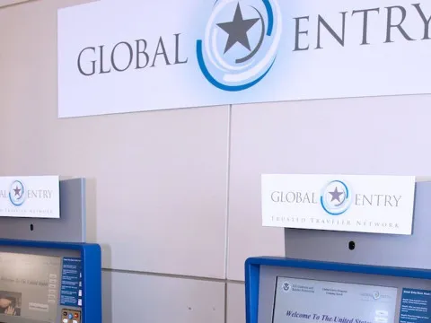 Bild von Global Entry Portalen am Flughafen