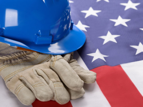 Bild von einer USA-Flagge mit Bauhelm und Handschuhen