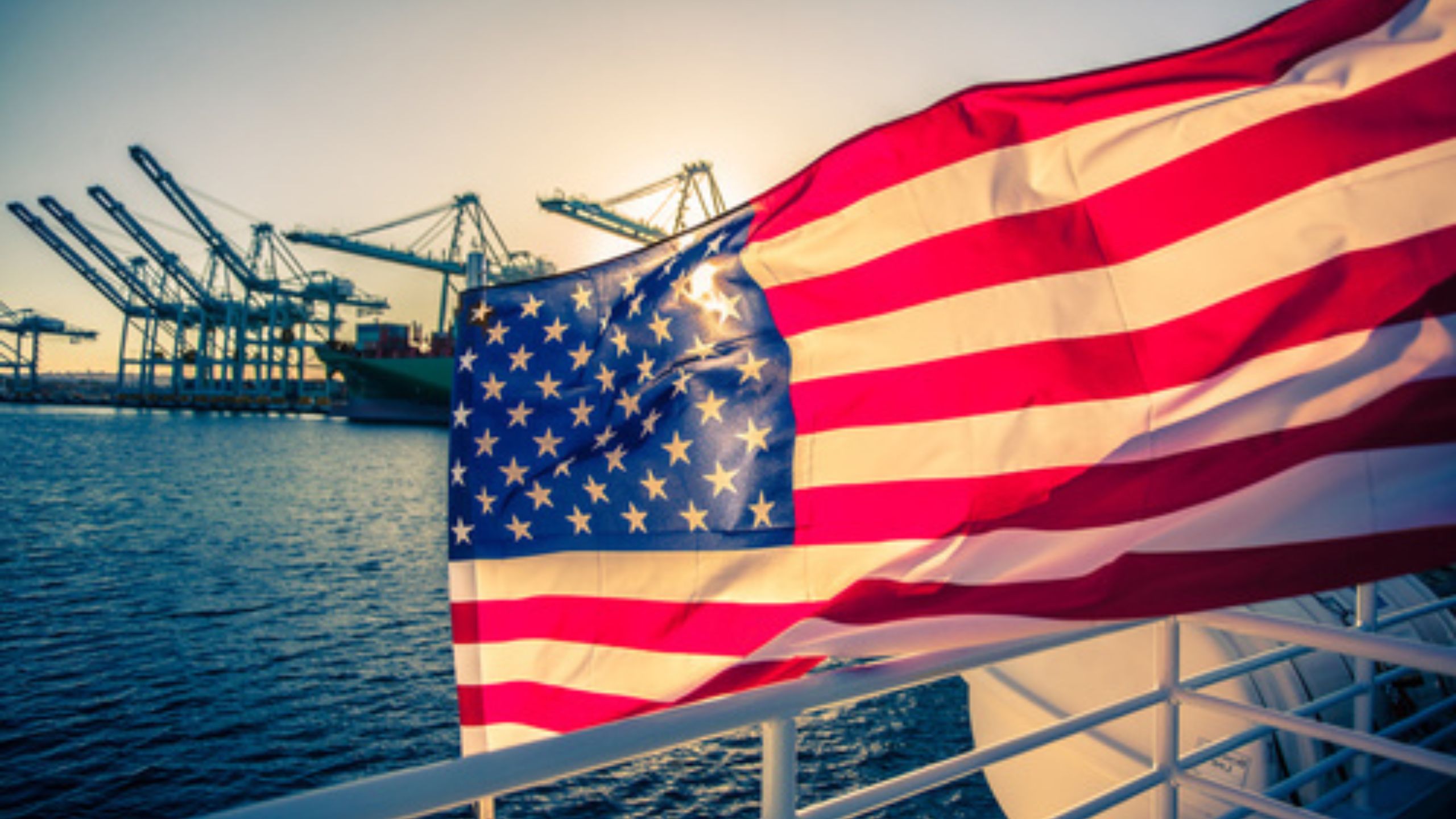 Bild von der USA-Flagge in einem Hafen