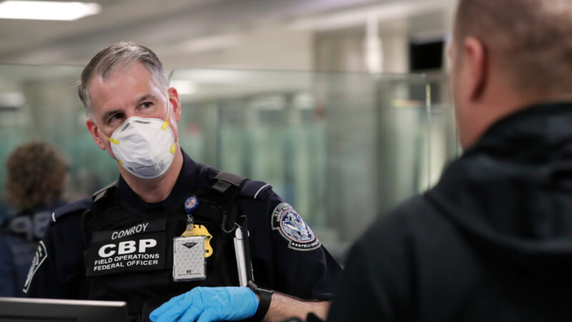 Bild von einem US Officer mit Gesichtsmaske